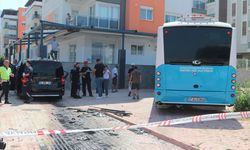 Antalya'da halk otobüsü ile panelvanın karıştığı kazada 3 kişi yaralandı