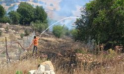 Antalya'da makilik alanda çıkan yangınına müdahale ediliyor