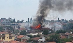 Antalya'da tarihi Kaleiçi'nde çıkan yangına müdahale ediliyor