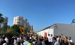 Antalya'nın Aksu ilçesindeki kaçak işletmeler yıkıldı