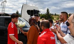 Avrupa 15 Yaş Altı Güreş Şampiyonası'nda altın madalya kazanan Yusuf, Samsun'da coşkuyla karşılandı