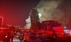 Bahçelievler'de çıkan yangında çok sayıda oto tamirhanesi hasar gördü, 10 araç yandı