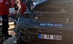 Balıkesir'de kamyon ile minibüsün çarpıştığı kazada 1'i ağır 6 kişi yaralandı