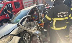 Batman'da iki otomobilin çarpıştığı kazada yaralanan sürücü sıkıştığı yerden ekiplerce kurtarıldı