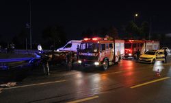 Bayrampaşa'da bariyerlere saplanan otomobilin sürücüsü yaralandı