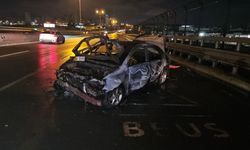Bayrampaşa'da kaza yaptıktan sonra yanan otomobilin sürücüsü yaralandı