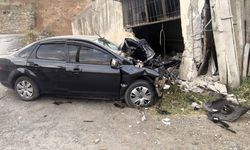 Bitlis'te duvara çarpan otomobildeki 1 kişi öldü, 4 kişi yaralandı
