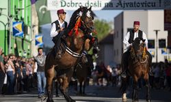 Bosna Hersek'teki 515. Ayvaz Dede Şenlikleri öncesinde yüzlerce atlıyla geçit töreni düzenlendi