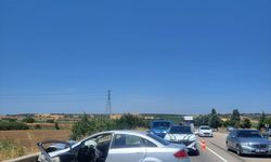 Bursa'da iki otomobilin çarpıştığı kazada 5 kişi yaralandı