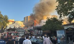 Bursa'da lokantada çıkan yangın söndürülmeye çalışılıyor