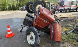 Çorum'da hafif ticari aracın traktörle çarpıştığı kazada 5 kişi yaralandı