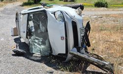 Erzincan'da devrilen hafif ticari araçtaki 4 kişi yaralandı