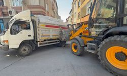 Esenler'de lastiği yolda oluşan çukura giren kamyon kurtarıldı