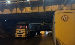 Fatih'te tırın dorsesindeki konteyner alt geçide takıldı