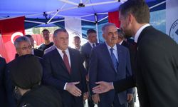 Gençlik ve Spor Bakanı Bak ile AK Parti Genel Başkan Yardımcısı Yazıcı, Rize'de vatandaşlarla bayramlaştı