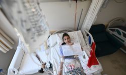 Gönüllü gençler tedavi gören çocuklara hastanede karne sevinci yaşattı