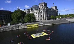 Greenpeace ve Uluslararası Af Örgütü aktivistleri Berlin'de farkındalık eylemi düzenledi