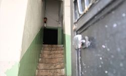 Güneşe hasret küçük Cemile, kuzenleriyle hayata tutunuyor