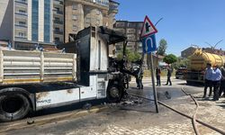 Hakkari'de seyir halindeki tırın çekicisi yandı
