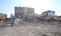 Hatay'da ağır hasarlı bina yıkım sırasında iş makinesinin üzerine çöktü