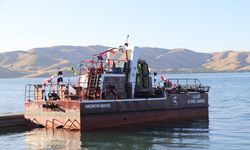 Hazar Gölü'nde 'Deniz Temizleme Aracı' hizmete başladı