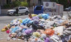 İzmir Buca'da 8 gündür süren 'düzensiz maaş' eylemi nedeniyle çöp yığınları oluştu