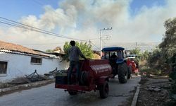 İzmir'de otluk alandan yerleşim yerlerine sıçrayan yangın söndürülmeye çalışılıyor