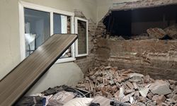 İzmir'de tünel inşaatı nedeniyle evin duvarı yıkıldı