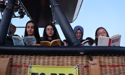 Kapadokya'da öğretmen ve öğrenciler gökyüzünde kitap okudu