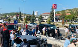 Karabük'te karşı şeride savrulan otomobilin camlı vanla çarpıştığı kazada 7 kişi yaralandı