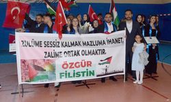 Kars'ta üniversite öğrencileri mezuniyet törenine Türkiye ve Filistin bayraklarıyla geldi