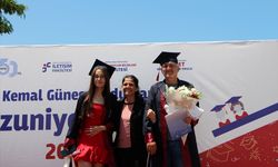 Kas hastalığı nedeniyle üniversiteye 4 yıl boyunca babasının götürdüğü öğrenci dereceyle mezun oldu