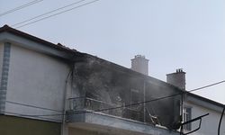 Kırıkkale'de 3 katlı apartmanda çıkan yangın hasara neden oldu