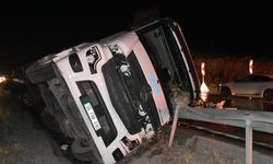 Kırıkkale'de devrilen tırın sürücüsü yaralandı