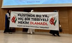 Kırşehir'de tıp öğrencileri mezuniyet töreninde kefiye takıp pankart açarak Filistin'e destek verdi