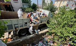 Kocaeli'de dubleks daireden kamyonlar dolusu çöp çıkarıldı