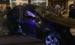 Kocaeli'de tramvay yolundaki direğe çarpan otomobildeki 2 kişi yaralandı