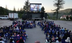 Konya'da mahalle mahalle gezen sinema tırı yaz akşamlarını renklendiriyor