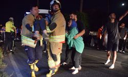 Manisa'da işçi servisinin park halindeki tıra çarptığı kazada 20 kişi yaralandı
