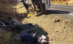 Mardin'de devrilen hafif ticari araçtaki 3 kişi yaralandı