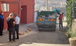 Mardin'de koku şikayeti üzerine girilen evden 2 kamyon çöp çıkarıldı