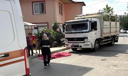 Mersin'de geri manevra yapan kamyonun çarptığı yaya hayatını kaybetti