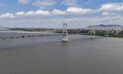 Mozambik'teki Zambezi Nehri ve Samora Machel Köprüsü havadan görüntülendi