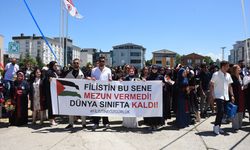 OMÜ İletişim Fakültesi mezuniyet töreninde öğrenciler Filistin'e destek pankartı açtı