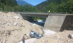 Rize'de dere yatağına devrilen otomobildeki 5 kişi yaralandı