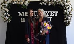 Samsun'da üniversiteyi birlikte okuyan anne kız diplomalarını aldı