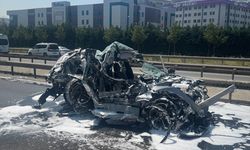 Sancaktepe'de tır ile kamyon arasında kalan araçtaki 2 kişi yaralandı