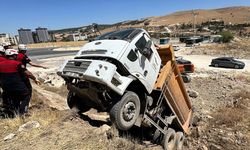 Şanlıurfa'da şarampole düşen kamyonun sürücüsü kepçeyle kurtarıldı