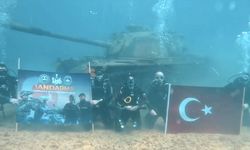Saros Körfezi'nde batık tanka dalış yapan jandarma ekibi su altında pankart açtı