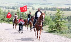 Şehitler için gazeteci Hasan Tahsin'in mezarından Nene Hatun'un kabrine kadar pedal çevirdi